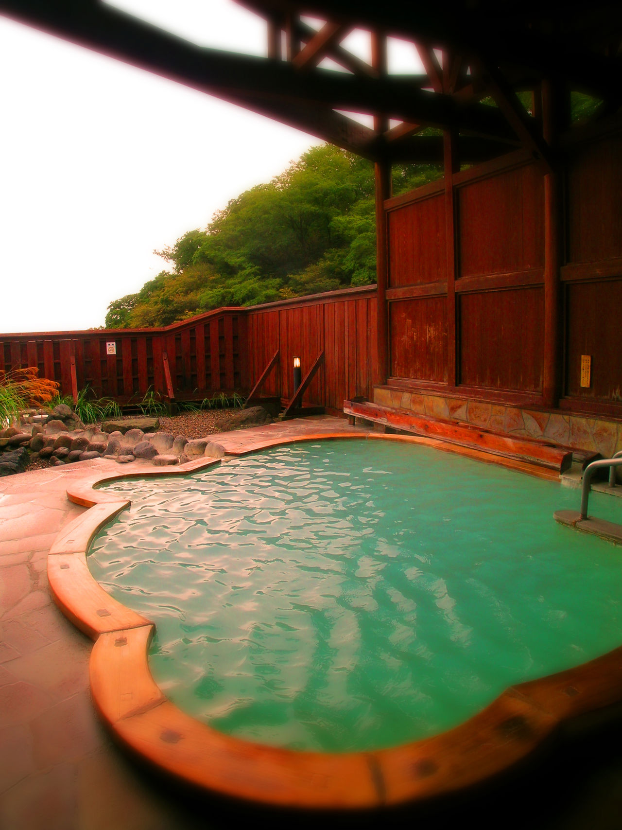 公共温泉浴池“Attaka汤”的露天浴池