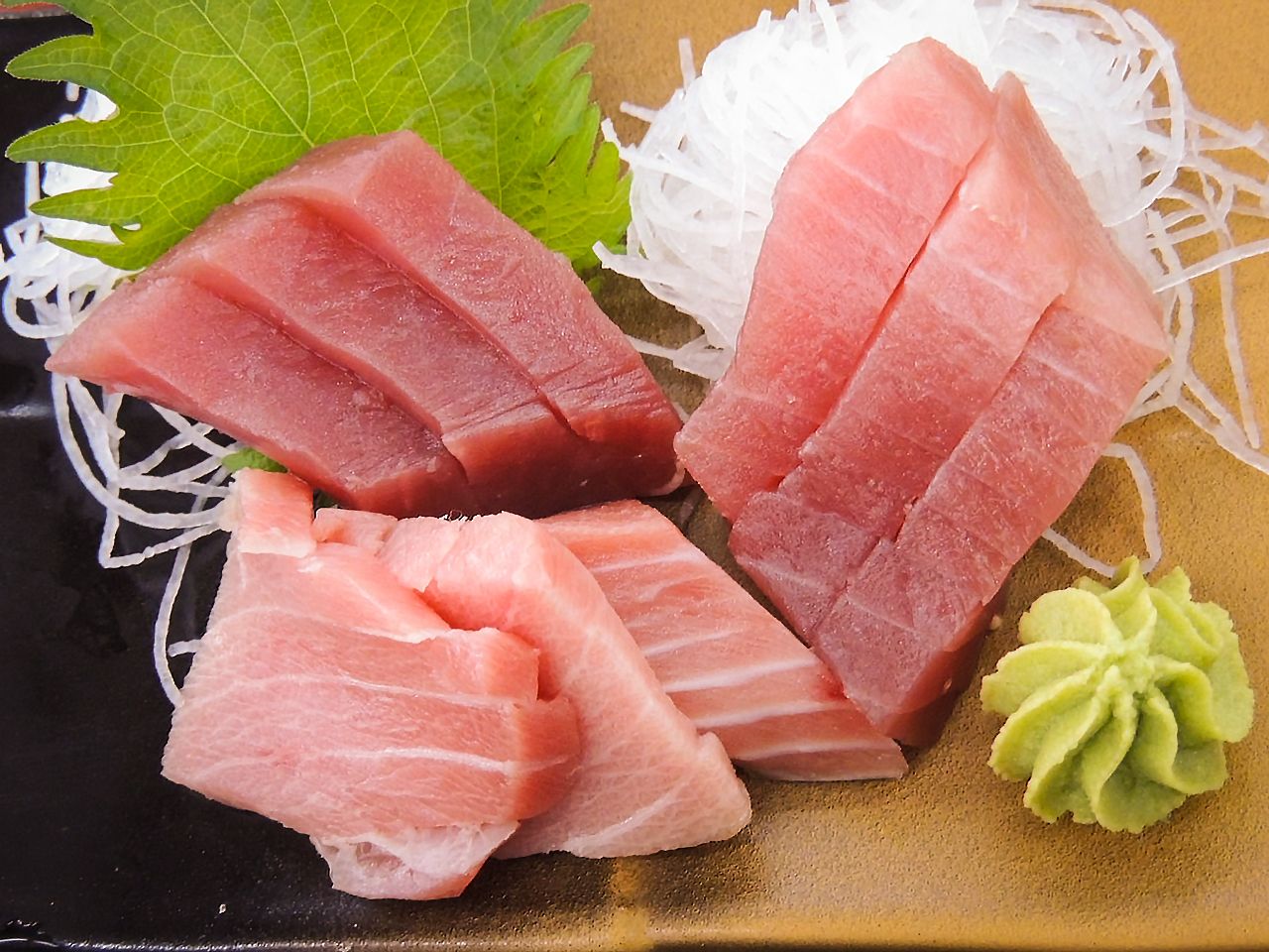 刺身的拼盘使用了优质的赤身和切得厚厚的鱼腩