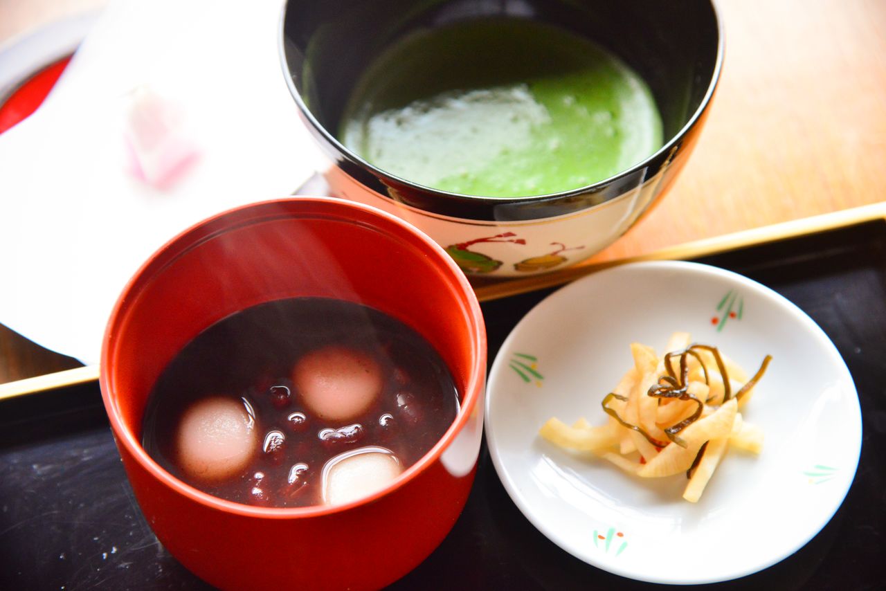 “抹茶配日式点心”和“红豆年糕汤配开胃咸菜”，均为500日元（含税）