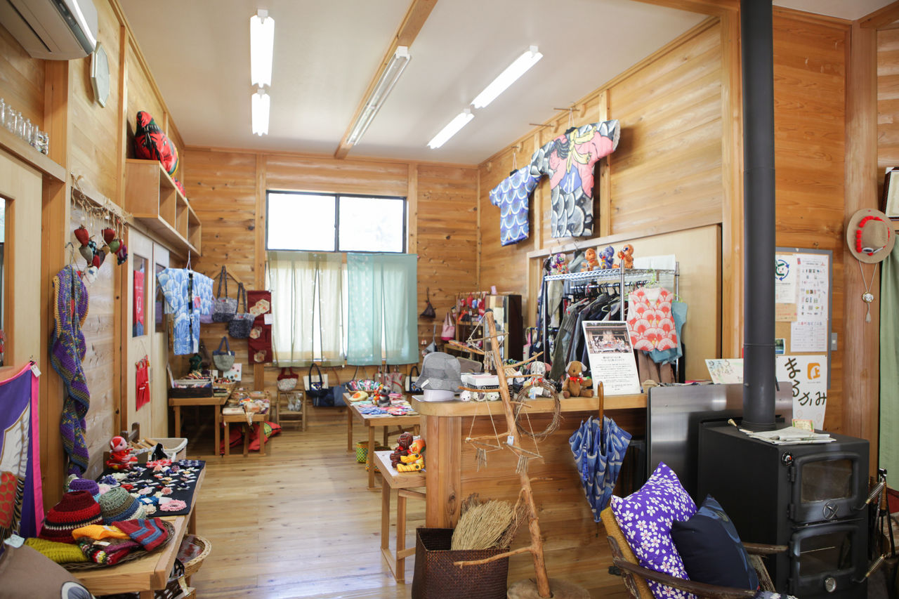 2007年开始运营的“转转工作室”。用鲤鱼旗布料制作的衣服和小物件特别受欢迎