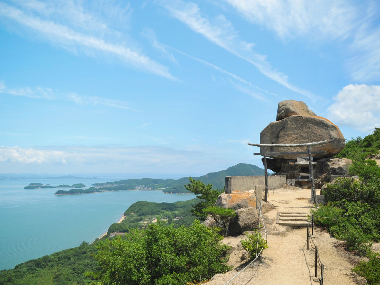 小濑石锤神社的重岩，是小豆岛西端著名的气场