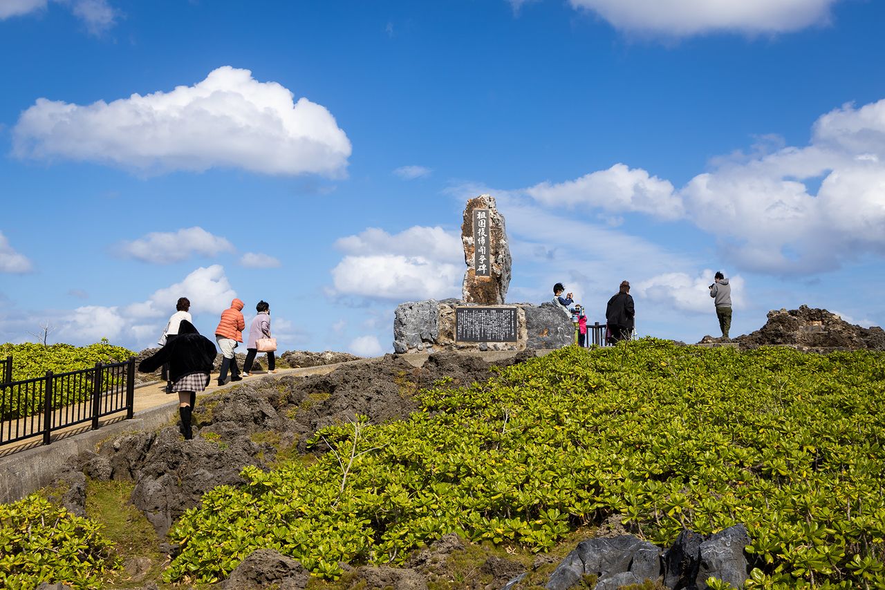 1976年修建的“祖国复归斗争碑”。这里曾和对岸的与论岛发起申诉，不断呼吁冲绳回归本土
