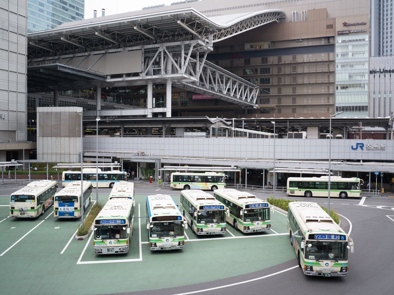 大阪站的公交总站。公共汽车线路遍布整个大阪