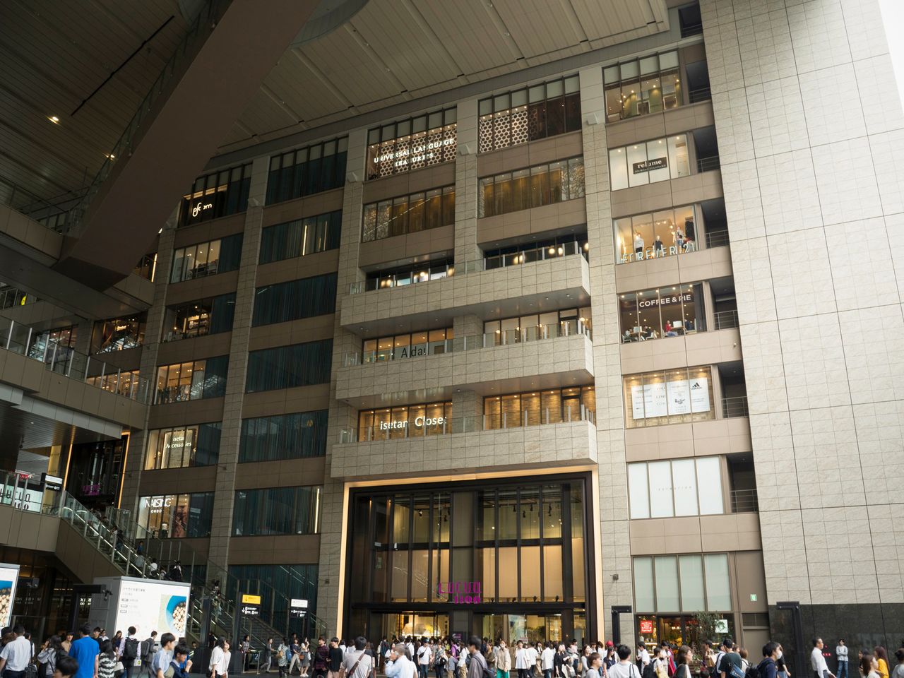 与JR大阪站连通的“LUCUA1100”和“LUCUA”两座大厦，构成日本国内最大规模的车站商业设施