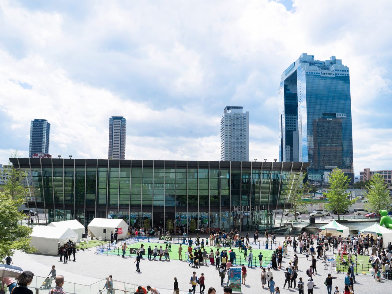 大阪站北侧的“Umekita广场”和“Umekita SHIP HALL”。右后方是外国游客必去的“梅田蓝天大厦”