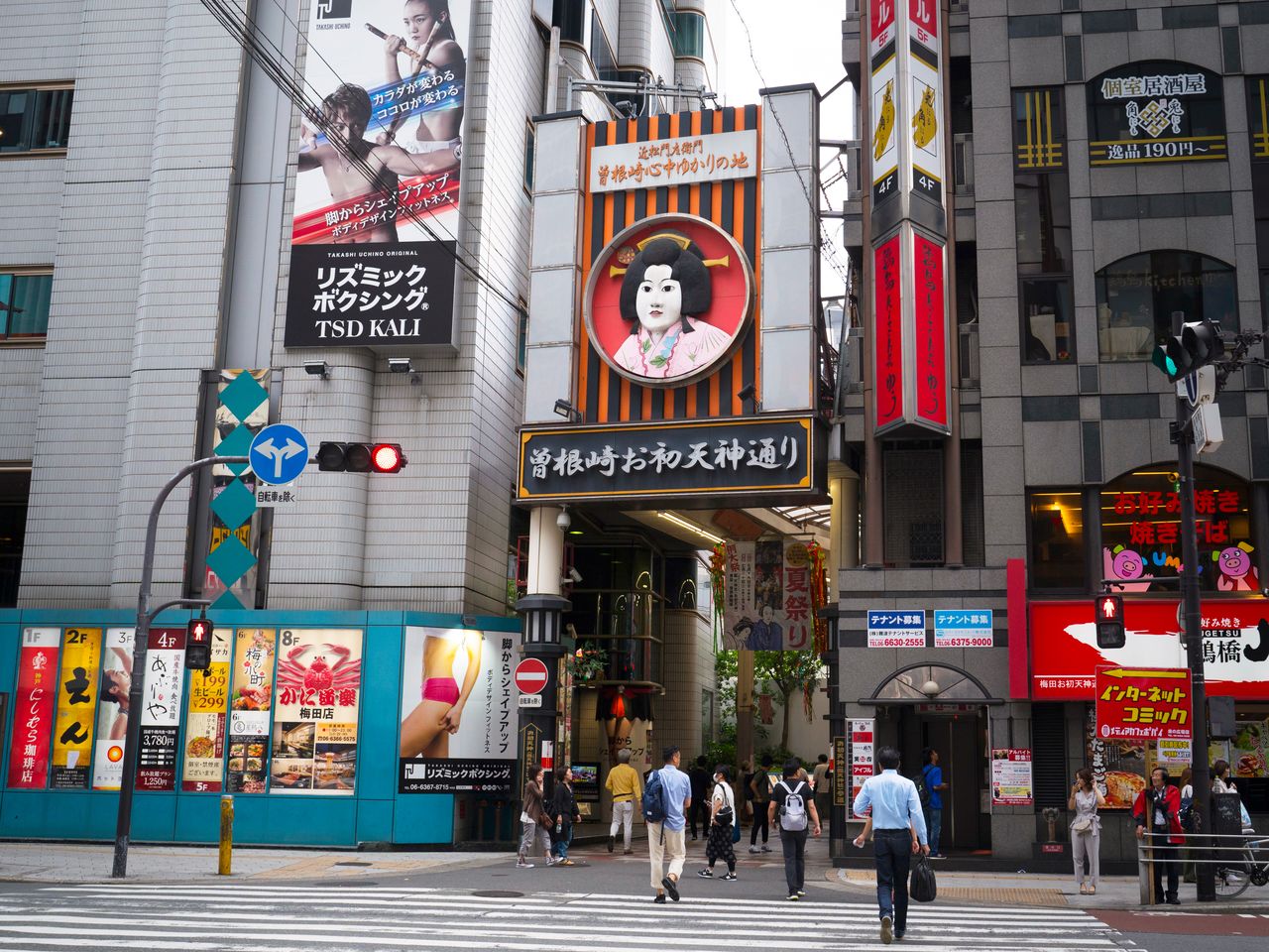 “Kita（北）”也建有大阪风情的商业街和地下街。图为约100家大小店铺毗连的“曾根崎初天神通商业街”