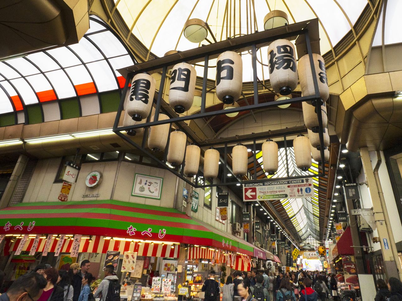 “Minami”的日本桥黑门市场也是人声鼎沸，这里出售以海鲜为主的新鲜食材的店铺栉比鳞次