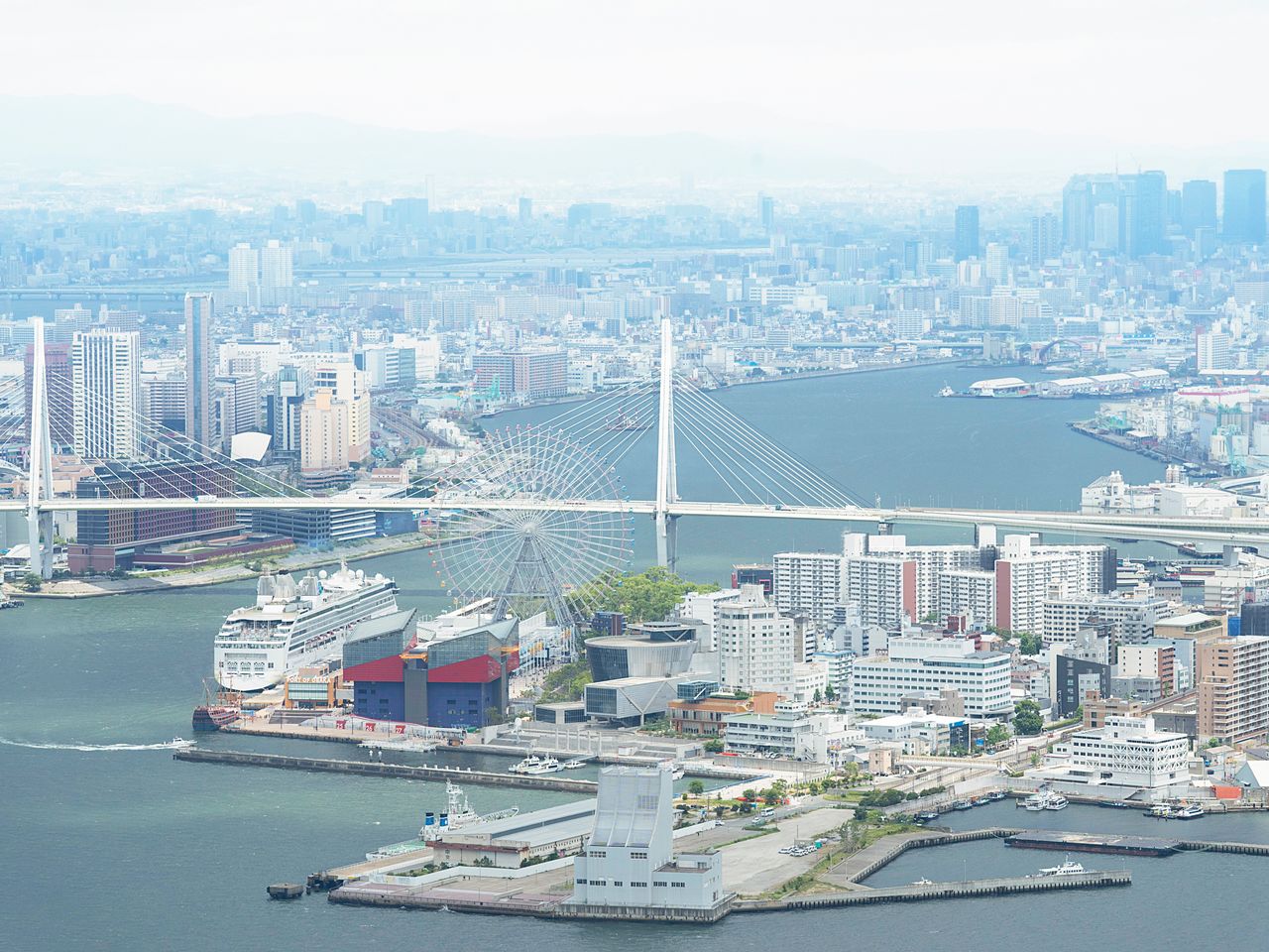 从咲洲眺望天保山HARBOR VILLAGE方向。大摩天轮前的红蓝两色建筑物为海游馆