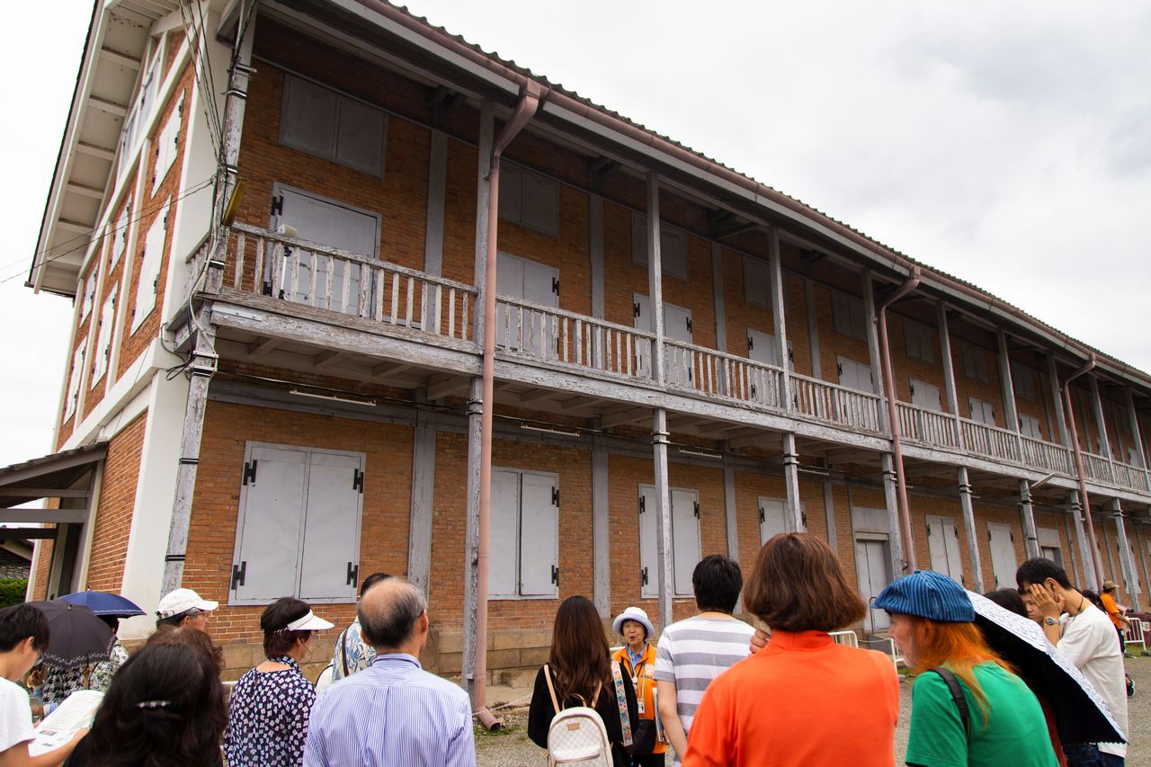 导游团很受欢迎，在短时间内为游客讲解富冈制丝厂的历史与魅力