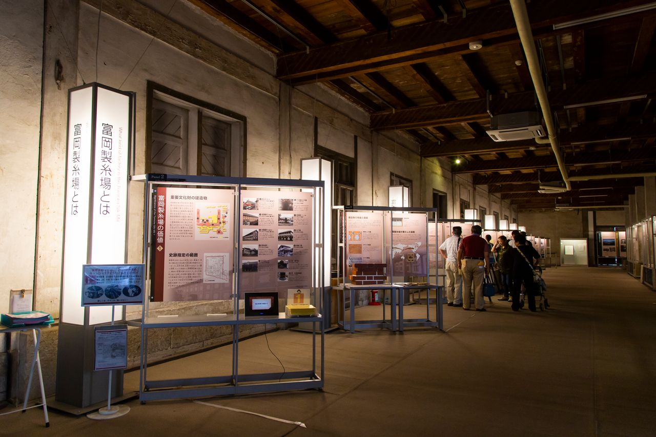 1层北侧陈列室内设有一排展板，介绍了制丝厂的历史和建筑物的结构，还有视频播放区