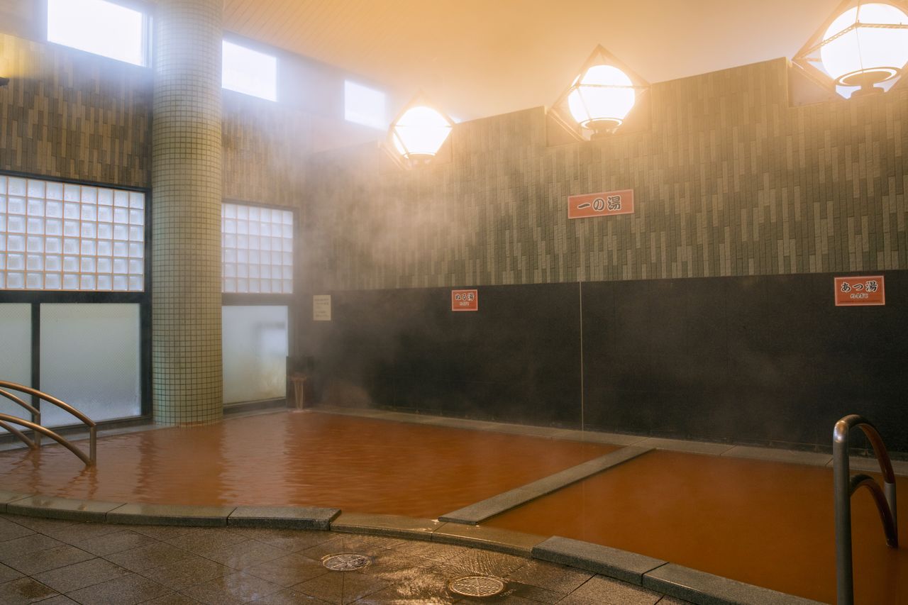 公共浴场“金汤”的浴池。有马温泉的红褐色泉水被称为“金泉”（提供：一般财团法人神户观光局）