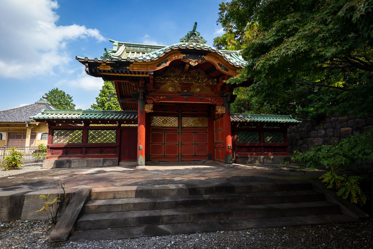 常宪院殿（祭祀第5代将军德川纲吉的灵庙）的敕额门，在上野之战等战火中幸免，留存了下来。照片中，左后方是德川家安置牌位之处