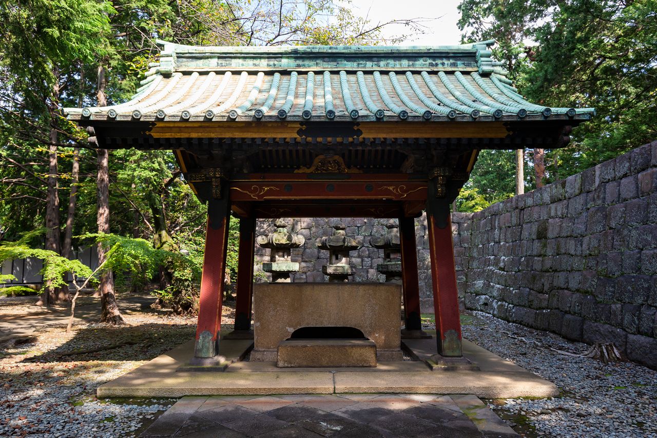 水盘舍继承了江户时代的灵庙建筑样式。右侧环绕灵庙的石墙，据说是涩泽荣一和胜海舟所建
