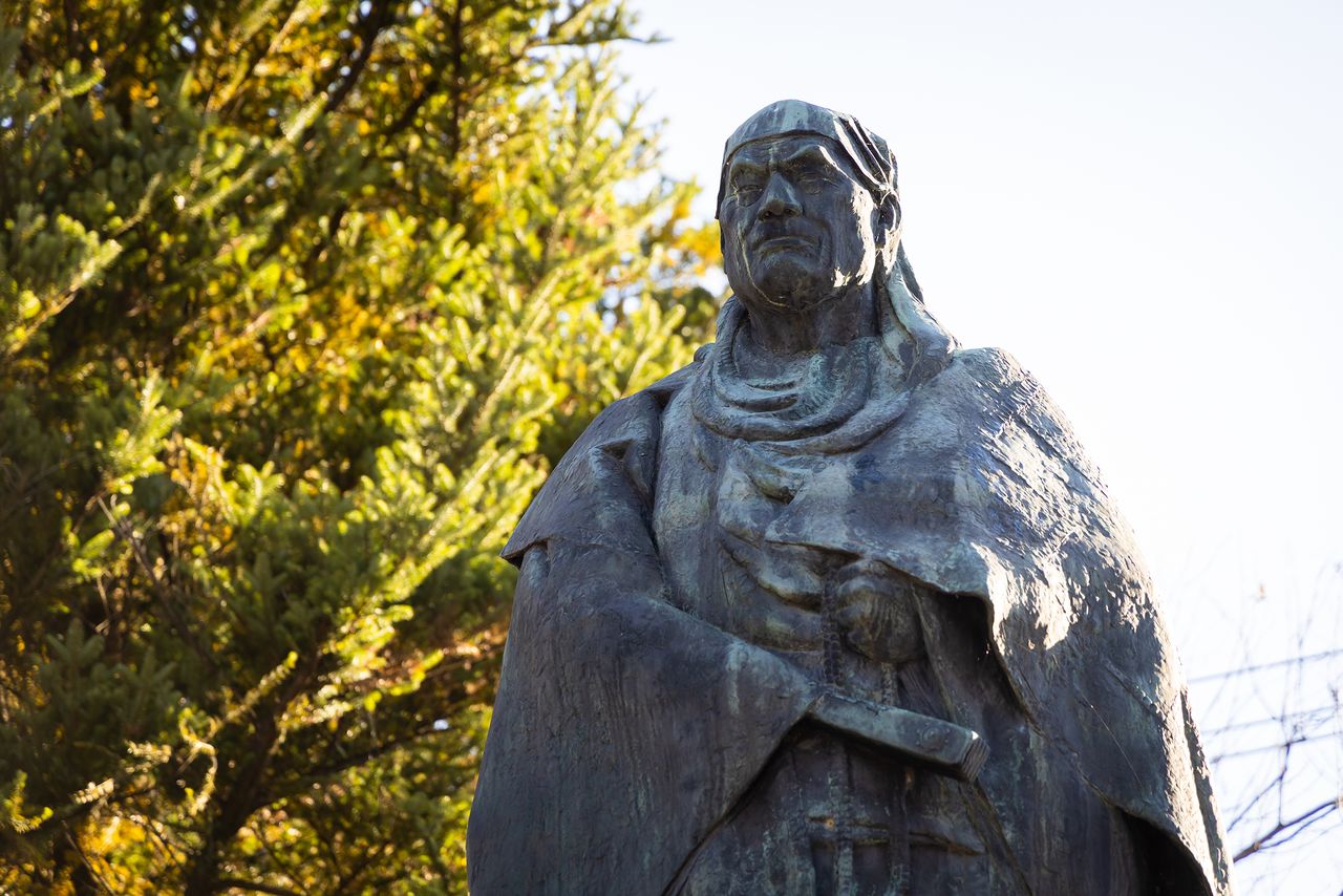 矗立在日光山内进山口神桥附近的天海大僧正之像