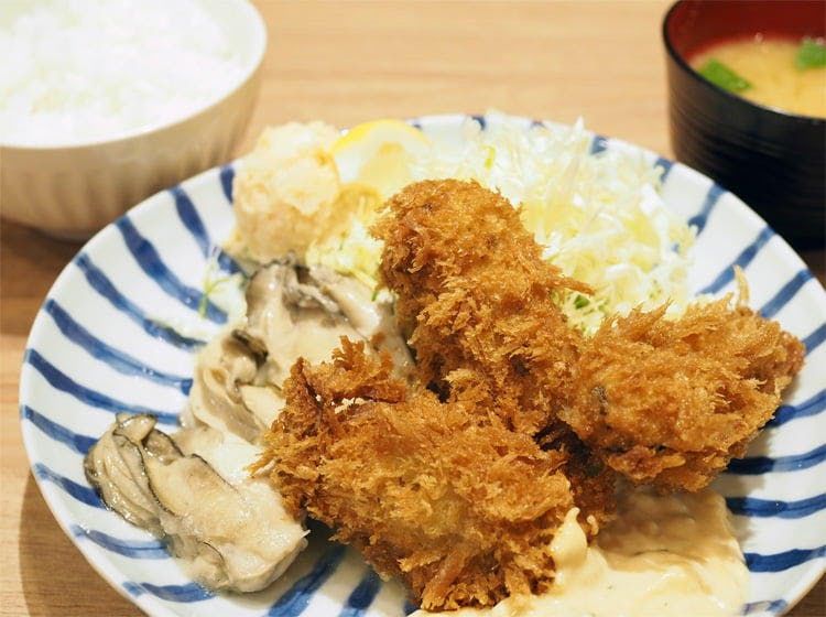炸牡蛎＆奶油牡蛎、加上米饭和酱汤的“牡蛎份饭”（1950日元/含税）