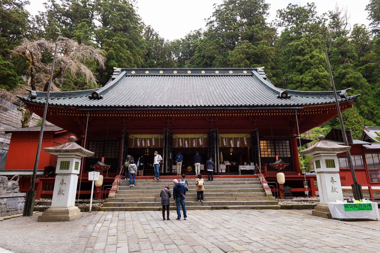 位于日光山内的二荒山神社本社拜殿，是日本国家级重点文物，属于世界文化遗产（指世界文化遗产“日光神殿与庙宇”，本文下同）的范围