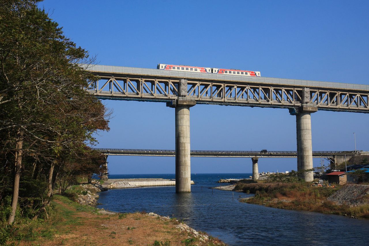 从“安家川桥梁”眺望太平洋  图片提供：三陆铁路