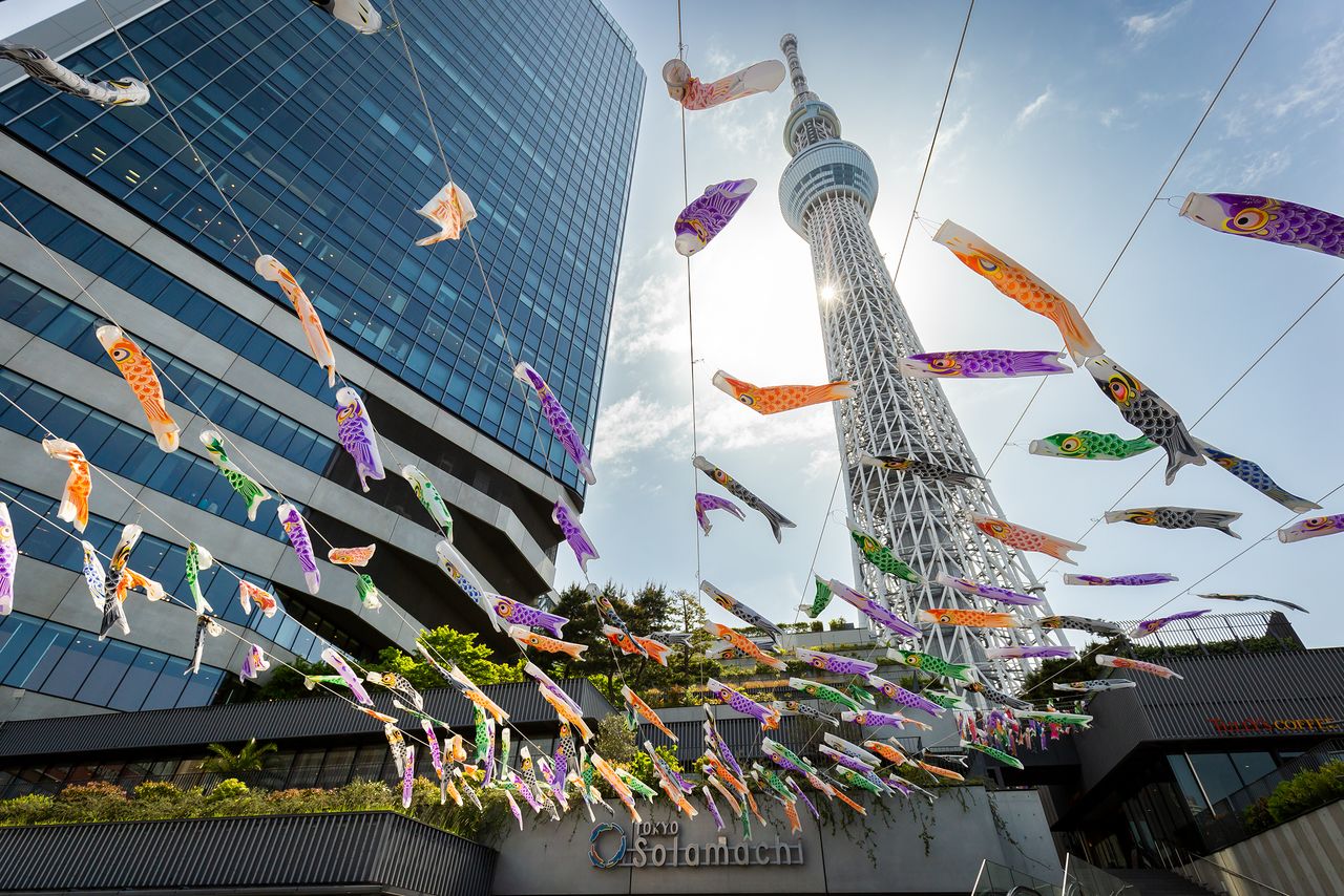 晴空塔城中的Solami坂上空，鲤鱼旗随风飘扬。左侧是东塔（East Tower），下方是东京晴空街道