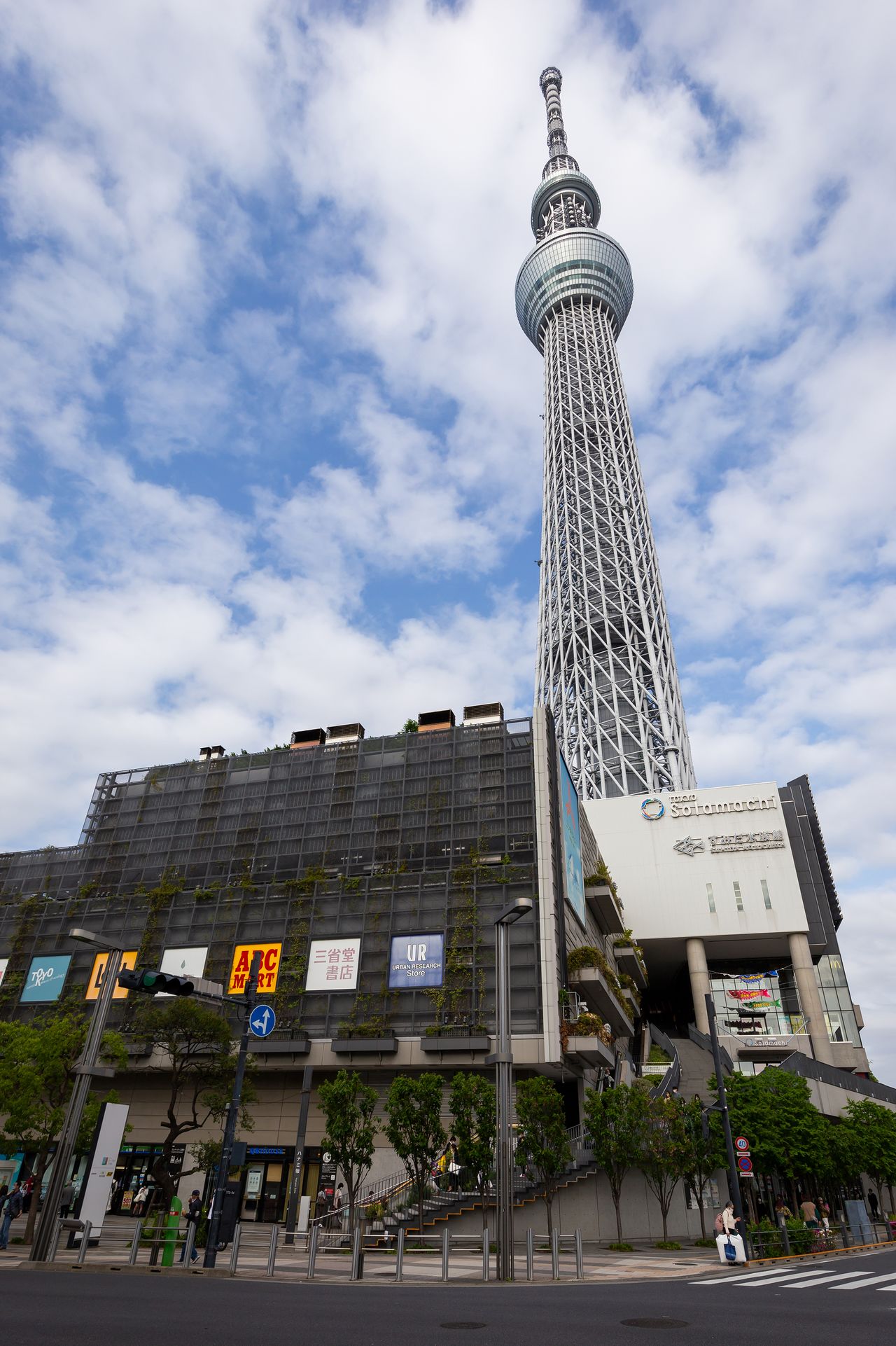 晴空塔的塔身颜色“晴空塔白”以日本传统的蓝白色为基调，泛着淡淡的青色
