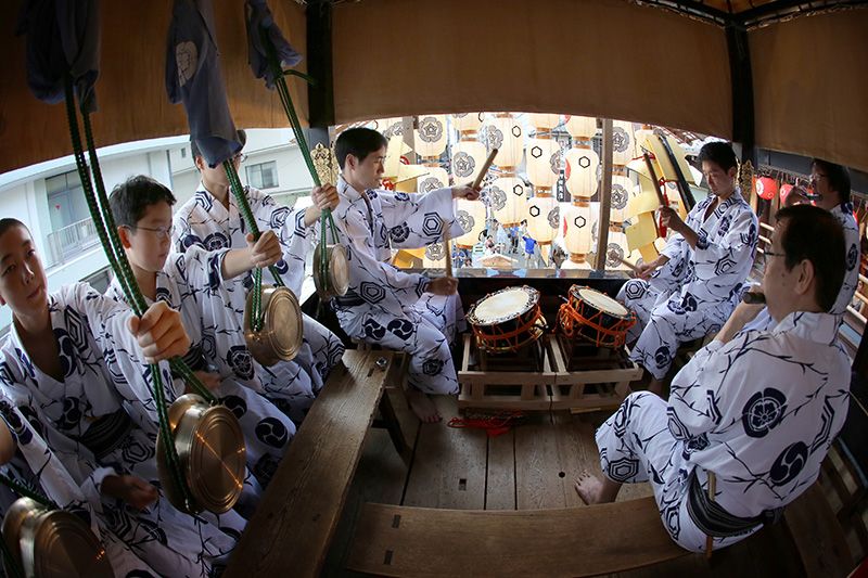 在“山鉾”(一种祭神用的彩车——译注)上演奏祇园祭的专属乐曲。为了当天的表演反复练习