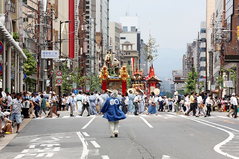 山鉾队列行进在四条通