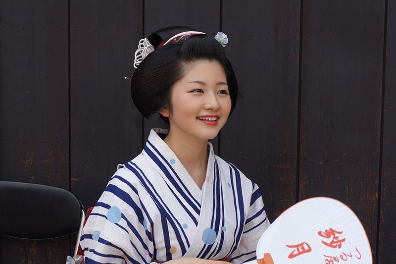 身穿“浴衣”的舞妓到场声援