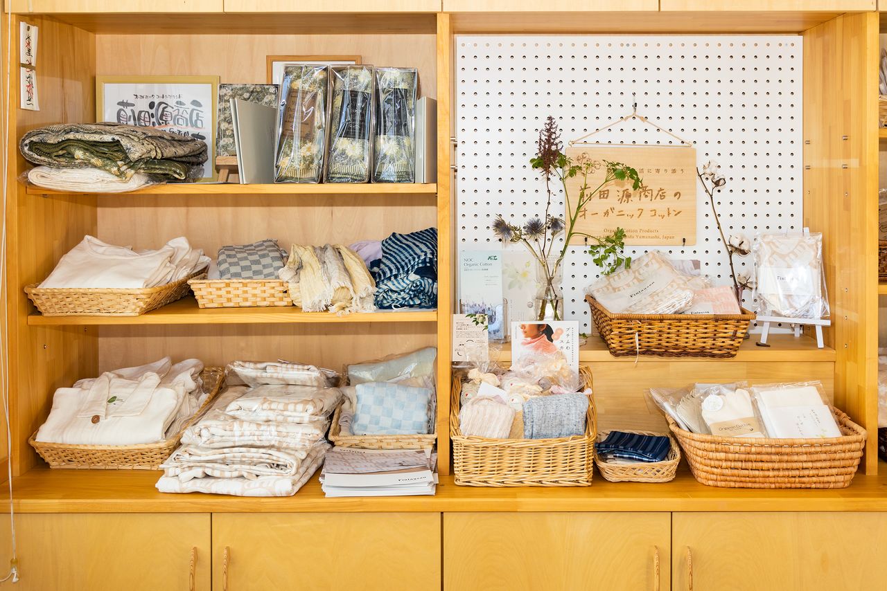 棉布用织出细软丝绸的机器纺织而成,手感柔软独特。这种面料制成的内衣和披肩等贴身衣物尤受欢迎