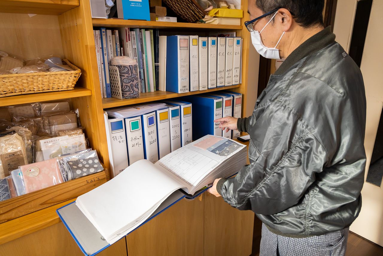 每幅布料都有专属的策划设计书——“织物设计图”