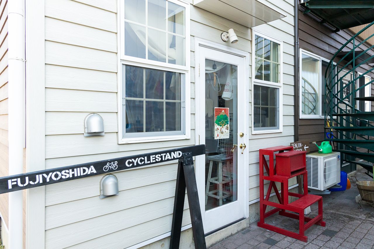 TENJIN直营店外观优雅。很多织造坊和饮食店外都安装了自行车架,所以也推荐骑自行车游览