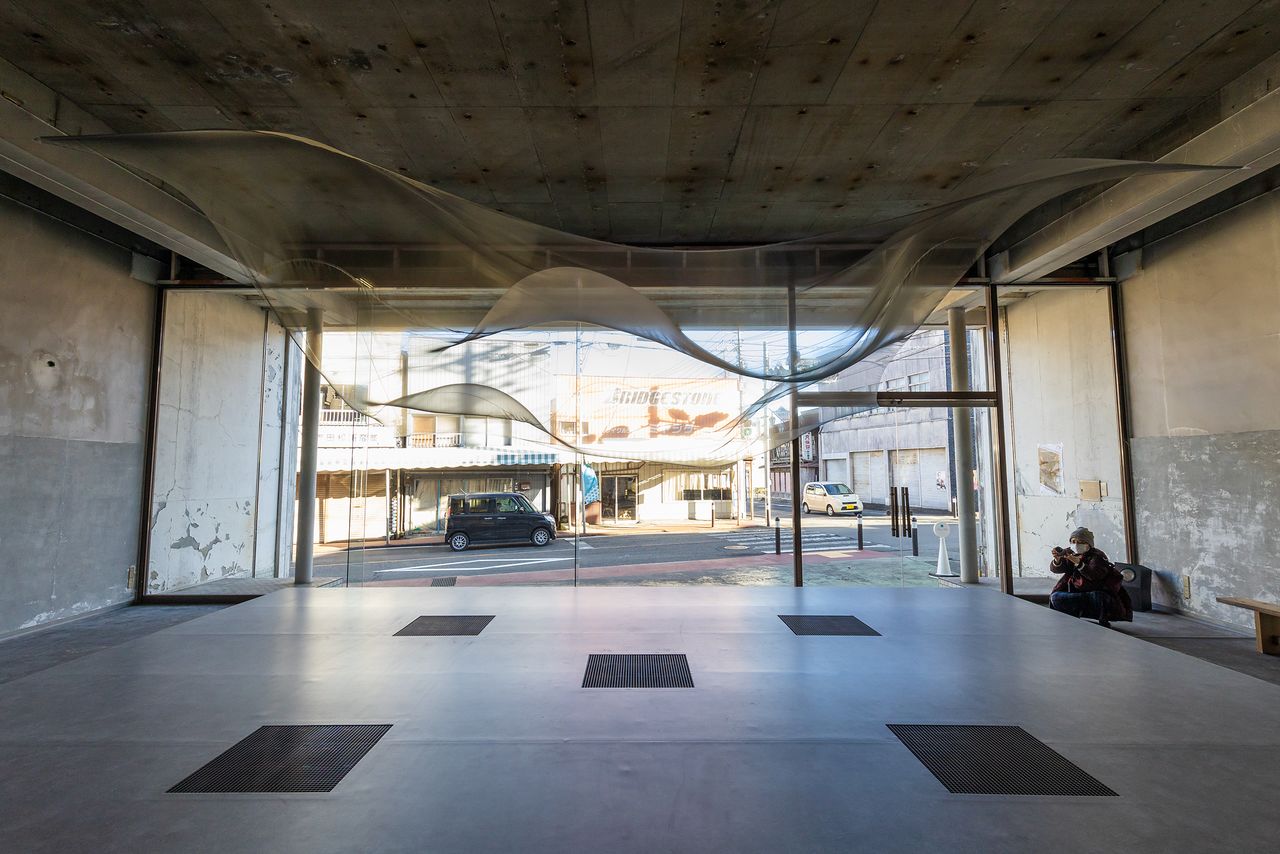 “FUJI TEXTILE WEEK 2021”活动中展出的大卷伸嗣的作品《时光投影》