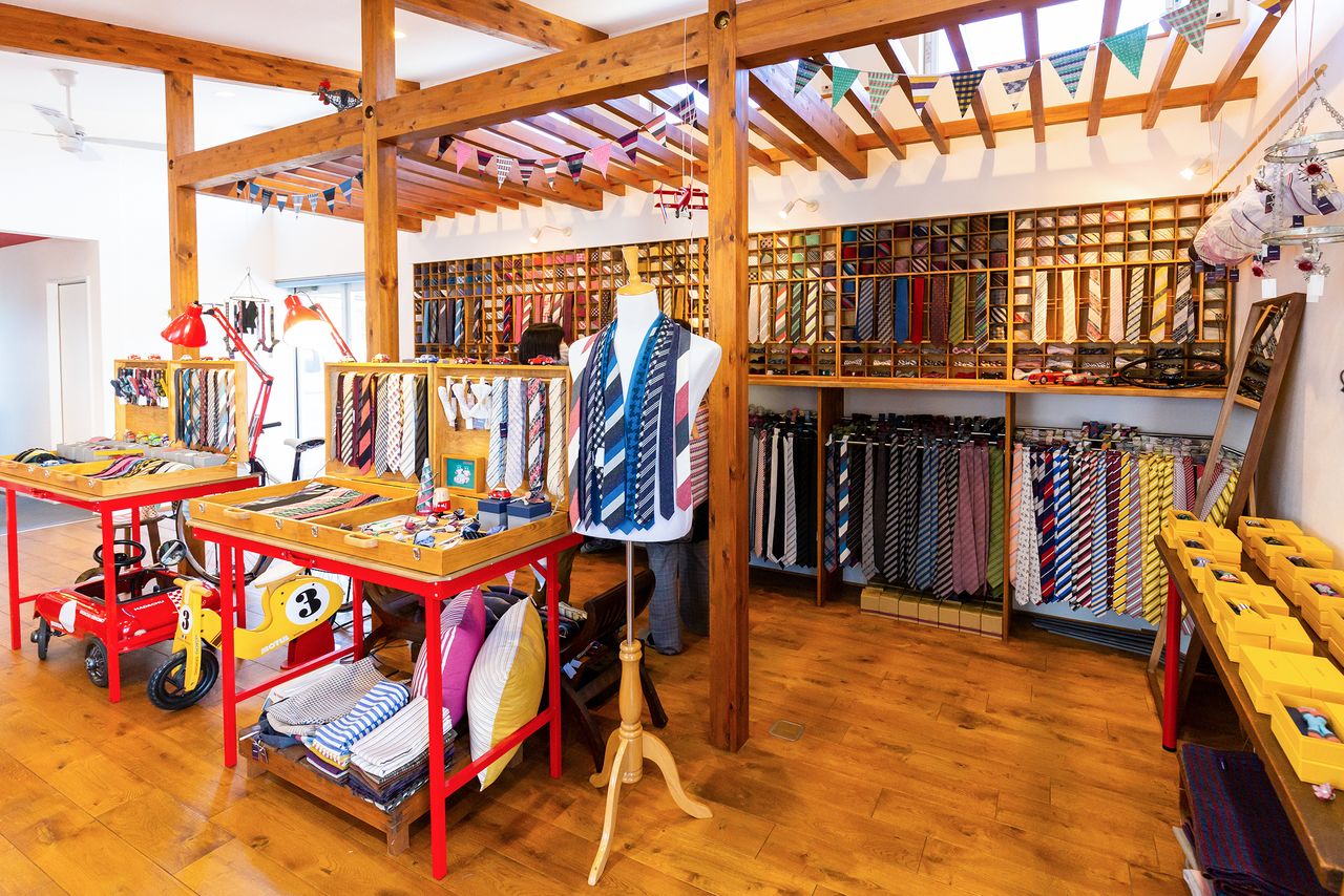 专门生产领带的“羽田忠织物”的工厂直营店。色彩丰富的优质领带琳琅满目