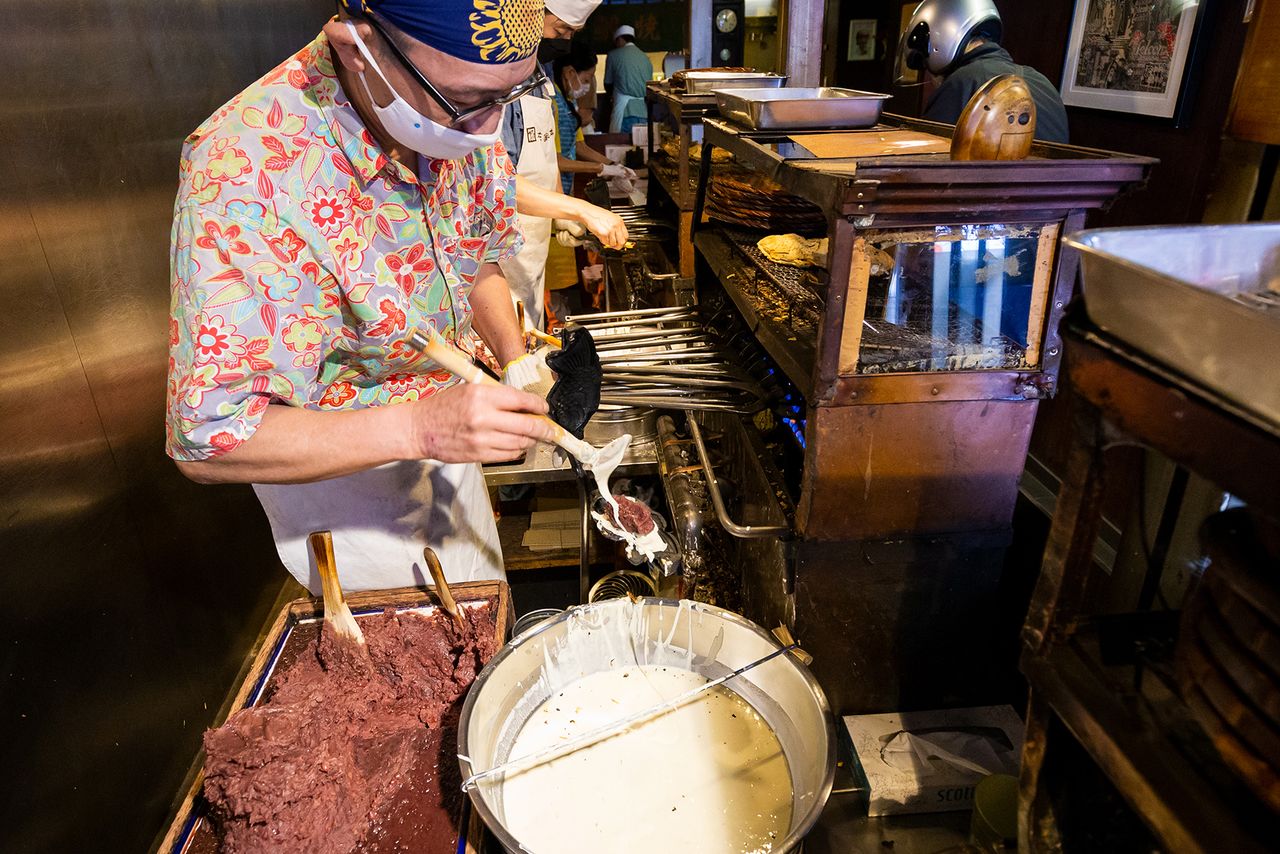 在浪花家，一丁烧的器具被称为“Hashimono”。每一条鲷鱼烧都是店里师傅用心烤制出来的