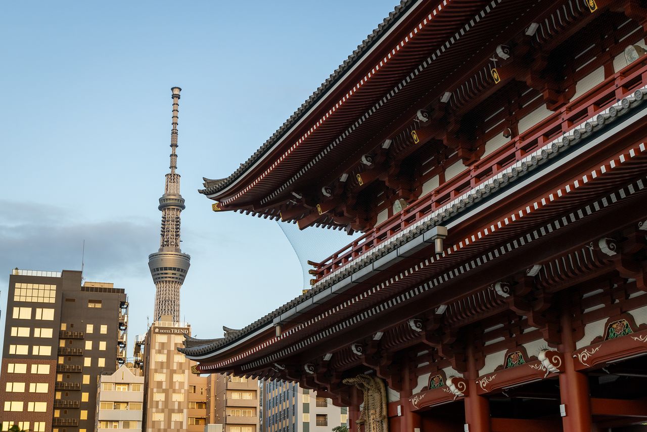 隔着浅草寺的宝藏门远望晴空塔。与日本传统建筑物同框的画面也很美