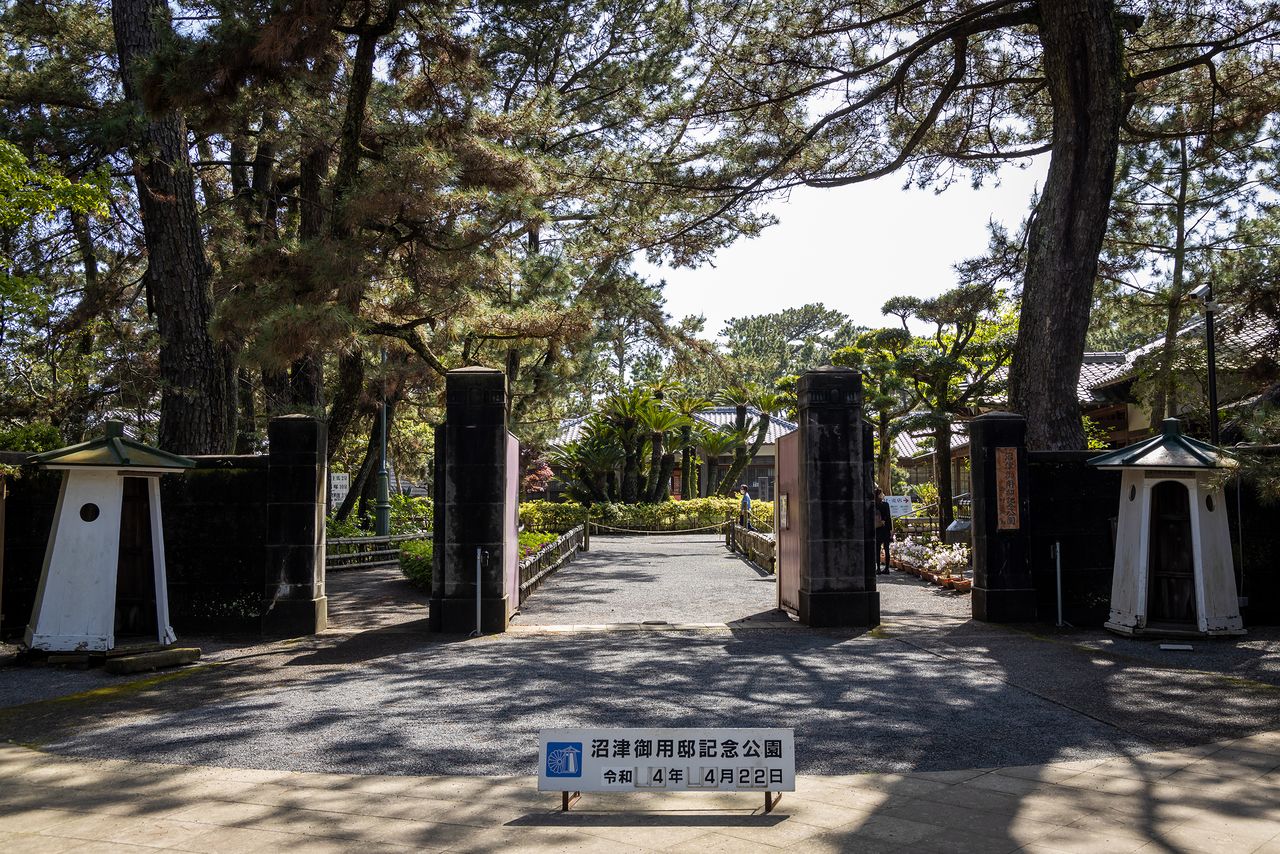 沼津御用邸纪念公园入口。1893年（明治廿六年），为了当时还是皇太子的大正天皇而建。1970年起，作为公园向大众开放
