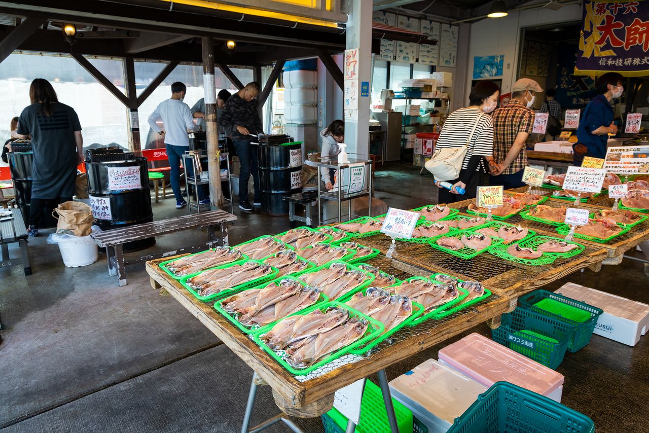 在Sasuyo海产市场，顾客可以当场烤制并品尝自己购入的海产干货