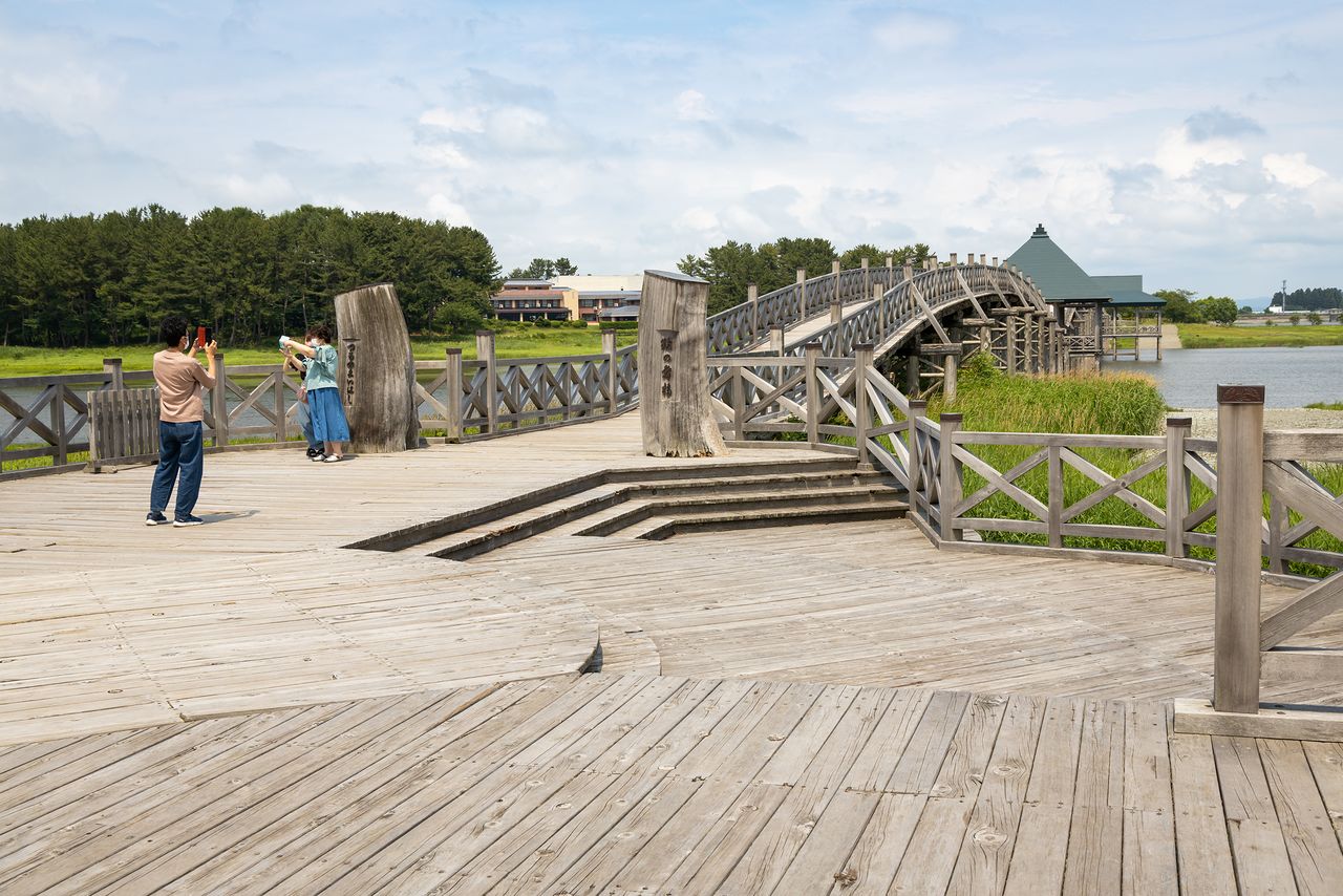 桥畔也使用大量木材。鹤比翼双飞的桥形，还吸引了祈求良缘和夫妻恩爱的游客前来打卡