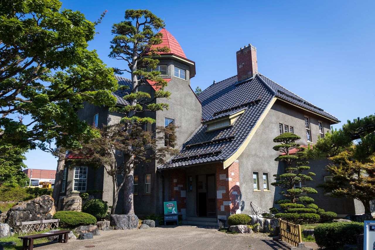 藤田纪念庭园的洋房（弘前市上白银町8-1）。大正浪漫咖啡馆利用了一层的大厅和阳光房