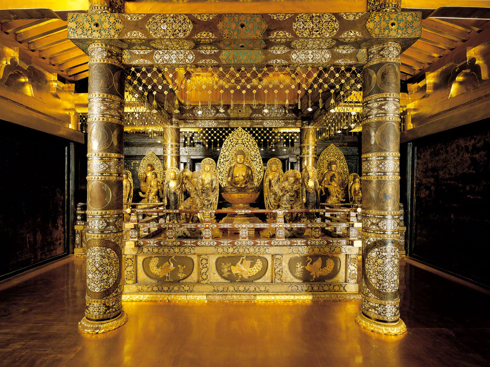 用螺钿工艺、象牙和大漆精美装饰的金色堂（图片：中尊寺）