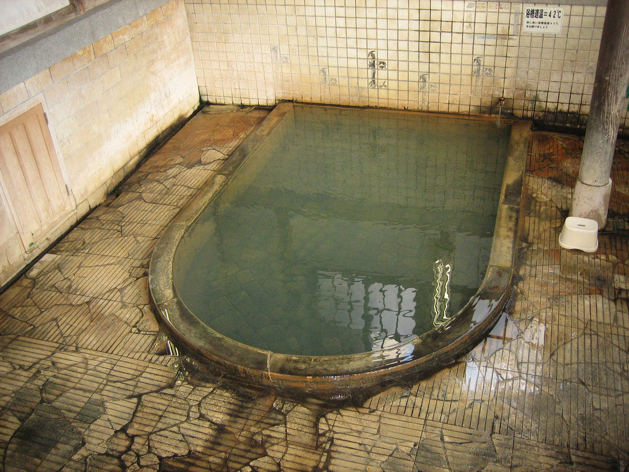 竹瓦温泉的浴池（提供：别府市）