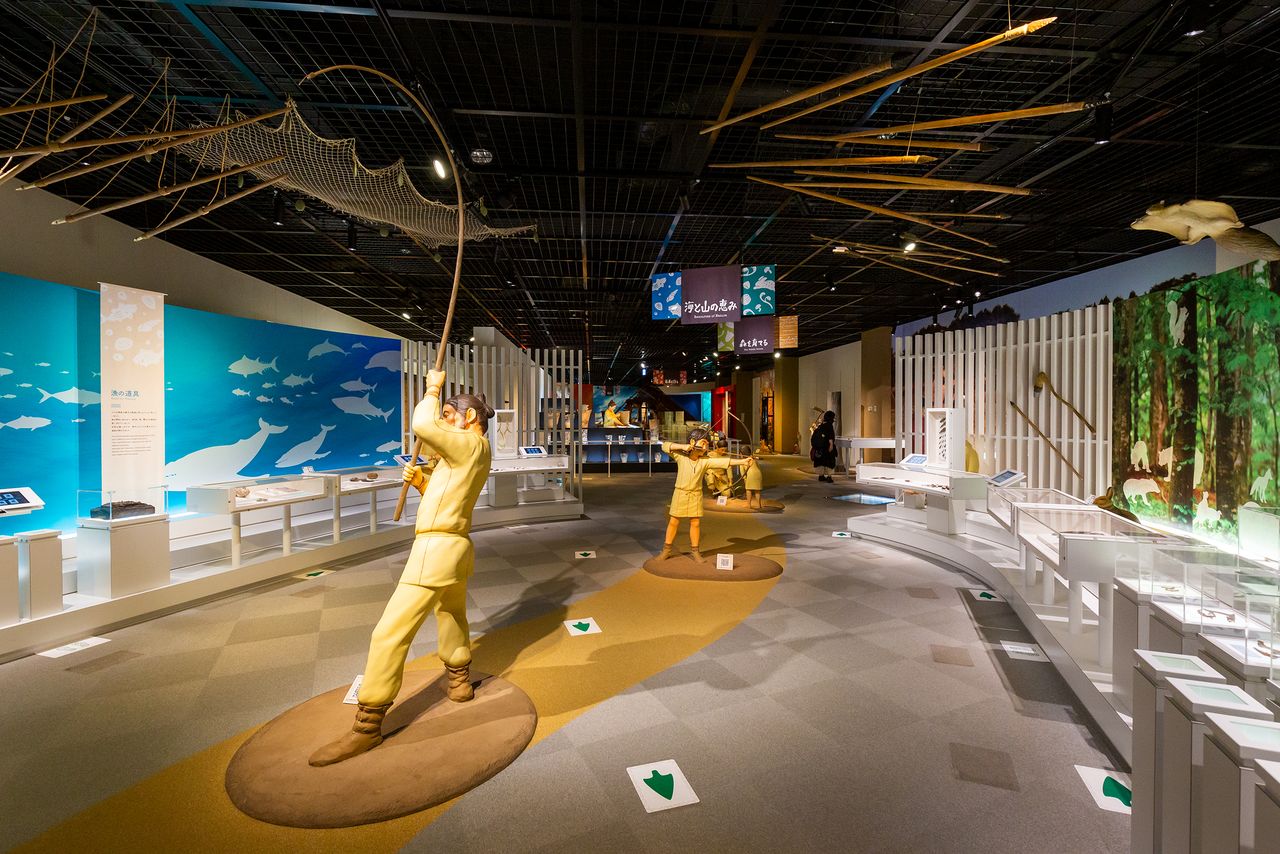 在三丸博物馆内，真人大小的人偶等重现了绳文时代的生活
