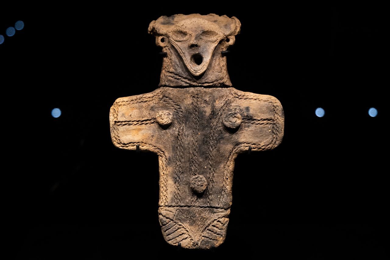 这是三内丸山遗迹的出土文物中，尤为知名的大型板状土偶（重要文化财产）