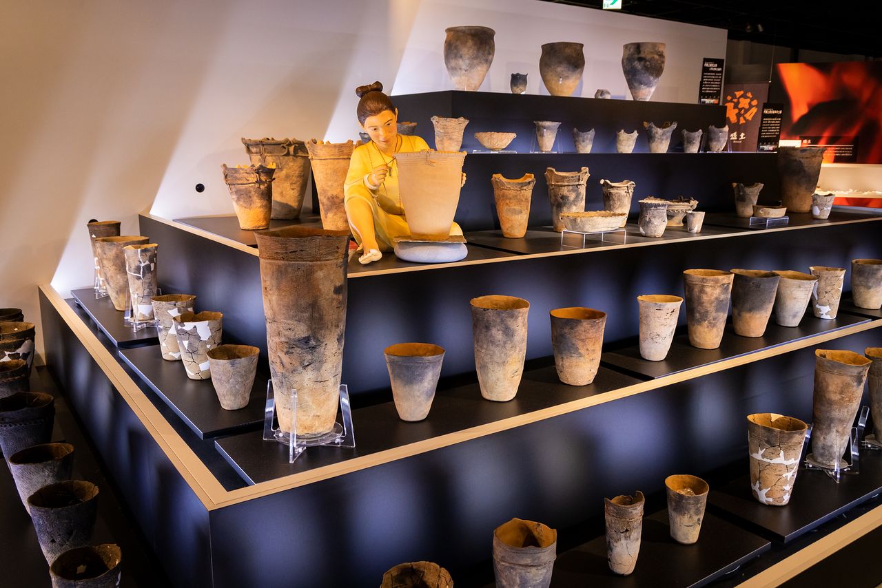 摆满珍贵出土文物的陶器展台