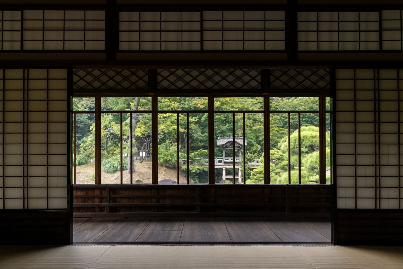 从“浪华间”正面望去，是模仿京都高台寺观月台桥建造的亭桥和从天瑞寺迁移来的寿塔覆堂