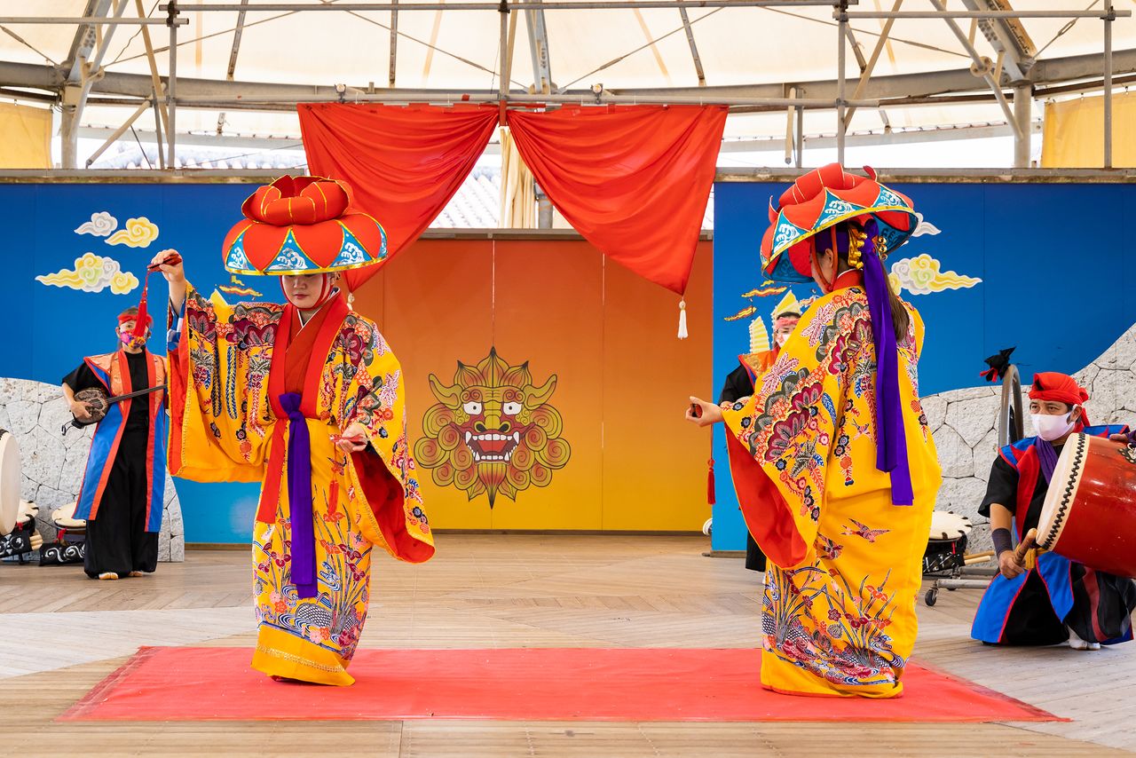 狮子舞和八重山的“昂伽马舞”等冲绳传统表演精彩纷呈。图为琉球舞“四竹”
