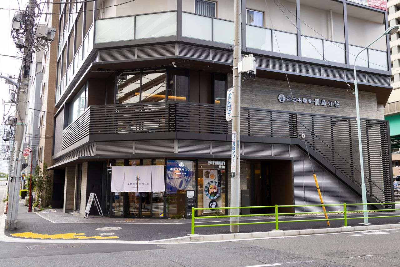 散发着时尚气息的筑地本愿寺咖啡厅Tsumugi分店月岛店。人们可以从大楼右侧的楼梯自由进出佃岛分院