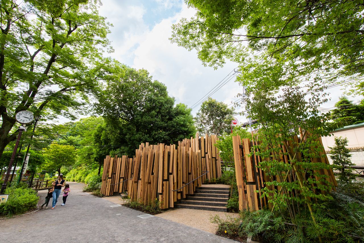 运用木材的设计风格可谓是隈研吾的代名词。这座厕所与锅岛松涛公园绿树成荫的环境浑然一体（2021年6月完工）