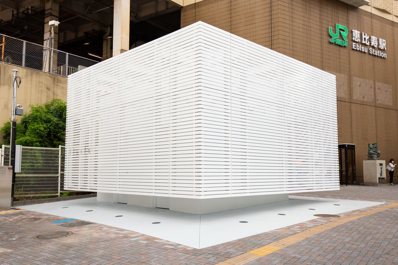 出现在惠比寿站西口的巨大白色物体，其实是佐藤可士和操刀的公厕（2021年7月完工）。据说使用人数很多，保持洁净的工作量很大