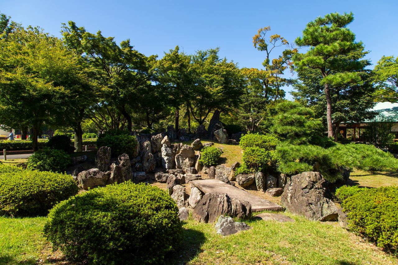 二之丸庭园作为藩主所居御殿内的庭园，其规模居日本第一。庭园南侧，就是织田信长一直生活到1555年的那古野城旧址