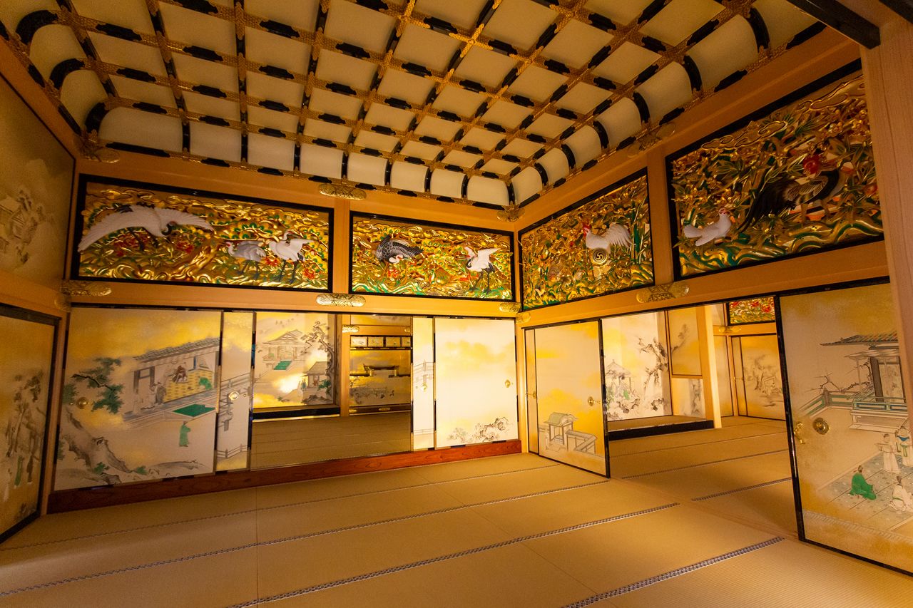 上洛殿内部。左边的里间是德川家光曾住过的房间“上段之间”，装饰着狩野探幽绘制的屏风壁画和颜色鲜艳的楣窗