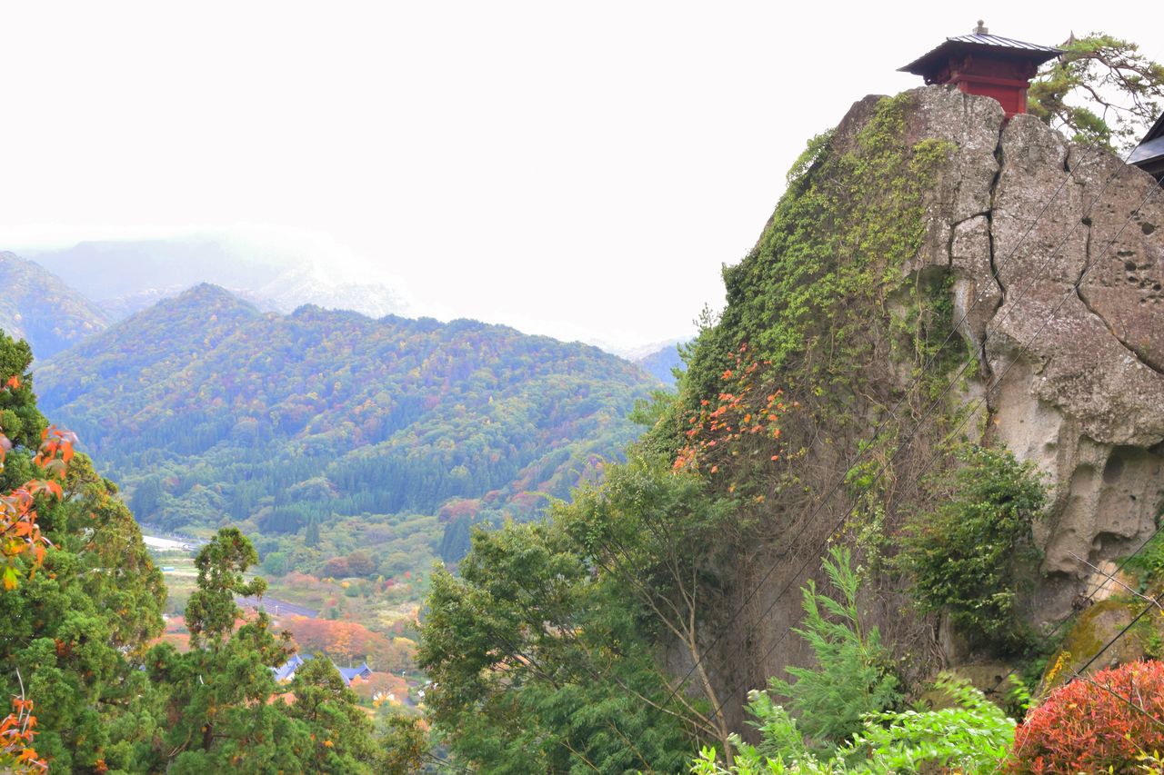 巨岩之上,红色的纳经堂分外夺目